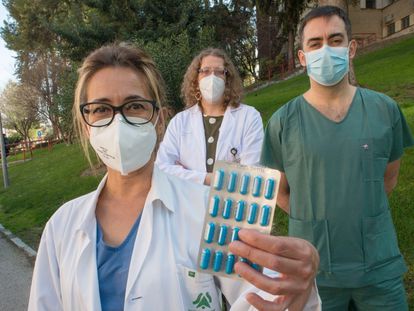 Investigadores que participan en el ensayo clínico para la aplicación en pacientes Covid de un fármaco con polifenoles de la aceituna, en los jardines del Hospital Universitario de Jaén.
