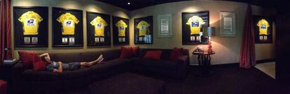 Armstrong contempla los siete &#039;maillots&#039; amarillos tumbado en un sof&aacute;.