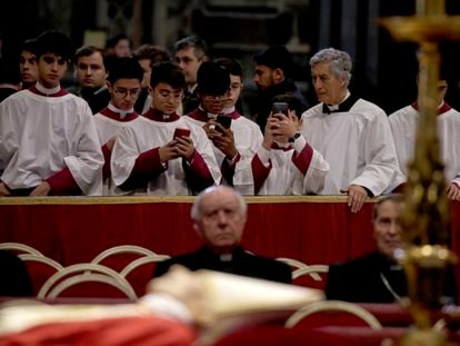 Fieles rinden homenaje al cuerpo de Benedicto XVI en la basílica de San Pedro, el lunes.