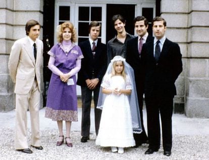 La duquesa de Alba, con sus hijos Fernando (izquierda), Cayetano, Jacobo, Alfonso y Carlos, en la primera comunión de su hija María Eugenia .