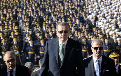 El primer ministro turco, Recep Tayyip Erdogan (en el centro), en un acto oficial en Ankara, el 29 de octubre.