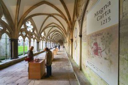 Exposición sobre los 800 años de la Carta Marga, instalada en el claustro de la catedral de Salisbury (Inglaterra).