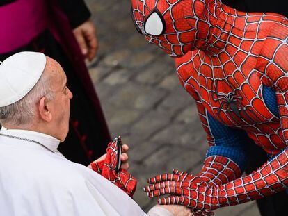 Un hombre con un disfraz del personaje Spider-Man, que actúa en hospitales para niños enfermos, entrega una máscara al papa Francisco al final de la audiencia general semanal, en el Vaticano.