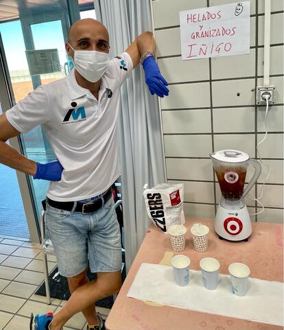 Iñigo Mujika prepara el granizado refrigerante del maratón.