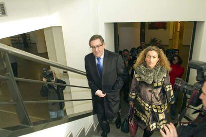 El alcalde de Santiago, Ángel Currás, llega acompañado de su abogada a los juzgados de Lugo.Trigo