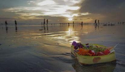 Puesta de sol en Seminyak, Bali (Indonesia).