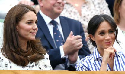 Kate Middleton y Meghan Markle en su único acto oficial juntas sin sus esposos, en un partido en Wimbledon en julio de 2018.