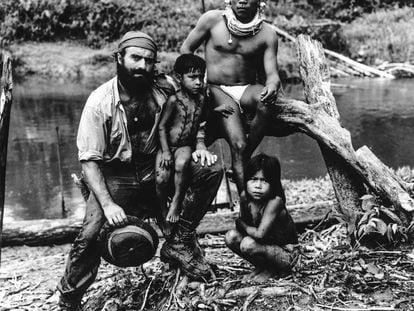 Miguel de la Quadra-Salcedo, en 1964, con miembros de la tribu noanamá.