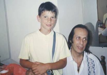 Lucas Vidal junto al músico Paco de Lucía.