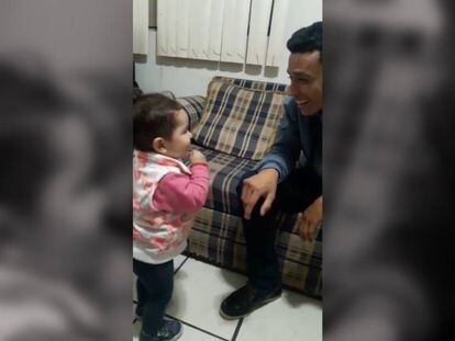 Una niña de dos años intenta comunicarse en lengua de signos con su padre sordomudo.