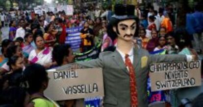Participantes en una manifestación de trabajadores sexuales portan una efigie de Daniel Vassella, presidente de la multinacional Novartis, radicada en Suiza, durante una manifestación en Calcuta. EFE/Archivo