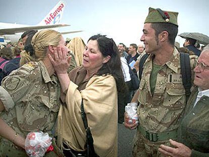 Un matrimonio de legionarios, Jesús y Magui, es recibido por sus familiares en el aeropuerto de Almería.