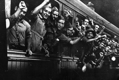 Soldados catalanes parten hacia el frente del Aragón durante la guerra civil española. Imagen tomada por el fotógrafo Agustí Cenetelles.