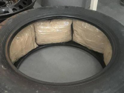 Uno de los neumáticos que transportaba droga.