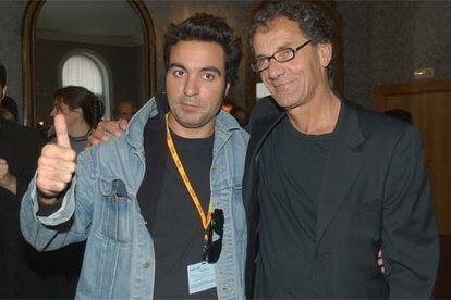 El director italiano Saverio Costanzo (a la izquierda) celebra junto al actor Mohammad Bakri la Espiga de Plata.