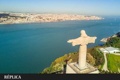 Con sus más de 28 metros de altura y los brazos abiertos sobre el río Tejo en Almada, área metropolitana de Lisboa, el Cristo Rey recuerda, lógicamente, al Cristo Redentor de Río de Janeiro, pues está inspirado en el monumento brasileño. Su origen se remonta a un viaje que el cardenal de la capital portuguesa realizó a la ciudad carioca en 1934; quedó tan impactado por el Cristo Redentor que quiso construir algo similar en su ciudad. La obra no fue concluida hasta 1959 y simboliza el agradecimiento a Dios por haber mantenido al país al margen de la Segunda Guerra Mundial.