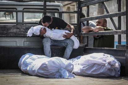 Un hombre palestino abraza el cuerpo de un niño, víctima de un ataque israelí, este jueves cerca de la morgue del hospital Al-Shifa.