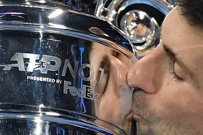 Djokovic kisses the trophy that accredits him as number one, this Monday in Turin.