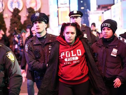 NEW YORK, NEW YORK - JANUARY 27: NYPD officers arrest a demonstrator as people protest the death of Tyre Nichols on January 27, 2023 in New York City. The release of a video depicting the fatal beating of Nichols, a 29-year-old Black man, sparked protests in NYC and other cities throughout the country. Nichols was violently beaten for three minutes and killed by Memphis police officers earlier this month after a traffic stop. Five Black Memphis Police officers have been fired after an internal investigation found them to be �directly responsible� for the beating and have been charged with �second-degree murder, aggravated assault, two charges of aggravated kidnapping, two charges of official misconduct and one charge of official oppression.�   Michael M. Santiago/Getty Images/AFP (Photo by Michael M. Santiago / GETTY IMAGES NORTH AMERICA / Getty Images via AFP)