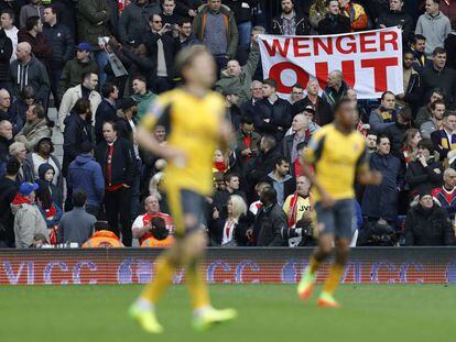 Un cartel pidiendo la salida de Wenger, técnico del Arsenal.
