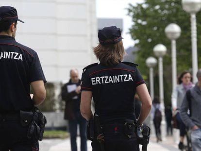 Una parella d'agents de l'Ertzaintza, de patrulla pels carrers de Sant Sebastià.