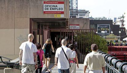 Varias personas se dirigen hacia la oficina de empleo de Azca en Madrid.