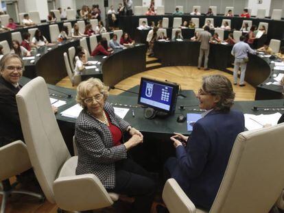 La alcaldesa de Madrid, Manuela Carmena (c), y el concejal socialista, Antonio Miguel Carmona (i), posan hoy al inicio del pleno con 70 menores. 