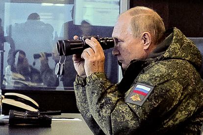El presidente ruso, Vladimir Putin, observa el ejercicio militar Vostok 2022, en el extremo oriental de Rusia, el 6 de septiembre.