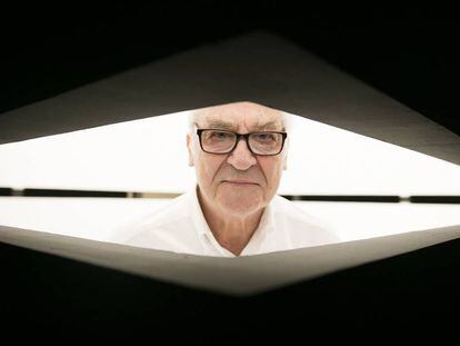 El artista Luis Camnitze, en el museo Reina Sofía, en Madrid