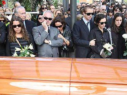 Alfonso López Casas, marido de Isabel Polanco, a la izquierda, e Ignacio Polanco, a la derecha, flanquean a la familia en la despedida en el crematorio de la Almudena.