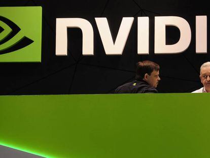 Dos personas en el stand de Nvidia en una anterior edición del MWC de Barcelona.