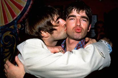 Liam Gallagher besa a su hermano Noel después de una actuación de Oasis en los 90 en Londres. Ahora no se pueden ni ver...