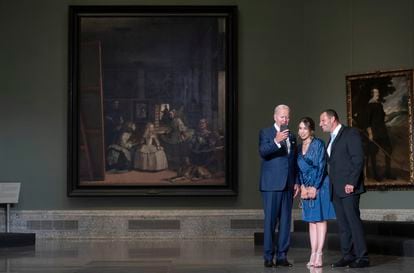 El presidente de Estados Unidos, ante 'Las Meninas' de Velázquez, junto al primer ministro de Malta, Robert Abela, y la esposa de este, Lydia Abela.