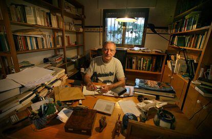 Rafael Chirbes en su casa de Beniarbeig, donde vivía con sus dos perros, en una fotografía tomada en 2008.