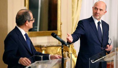 El comisario europeo de Economía, Pierre Moscovici (derecha), y el ministro de Economía italiano, Giovanni Tria, este jueves en Roma.
