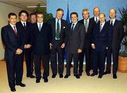 César Alierta (cuarto por la izquierda) y Marco Tronchetti (séptimo), en una reunión de directivos de telecomunicaciones en 2002 con el entonces presidente de la Comisión Europea, Romano Prodi (sexto).