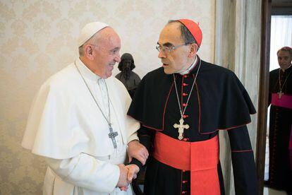 El Papa estrecha la mano del cardenal Barbarin el pasado lunes, cuando este le presentó su dimisión.