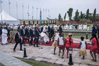 El Papa, a su llegada al aeropuerto de Kinshasha, capital de la República Democrática del Congo, este martes.
