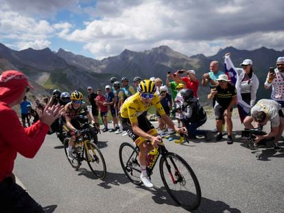 Tadej Pogacar, por delante de Jonas Vingegaard, durante la undécima etapa del Tour de Francia de 2022.