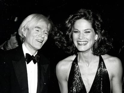 Andy Warhol y Barbara Allen en 1977.