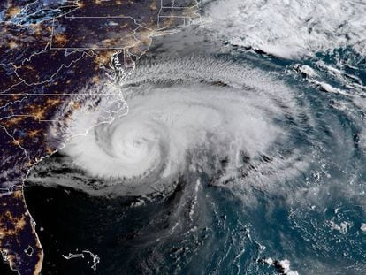 Imagen de satélite del huracán Florence llegando a la costa de EE UU.
