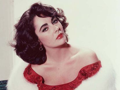 Retrato de Elizabeth Taylor con vestido de lentejuelas y estola blanca, en 1955.