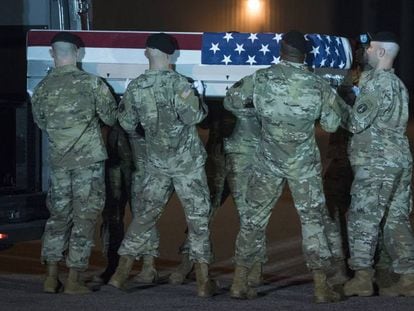 Soldados estadounidenses transportan los restos de su compañero Elis barreto Ortiz, muerto en un atentado en Kabul el pasado 5 de septiembre.
