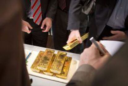 Imagen de archivo fechada el pasado 16 de enero de 2013 que muestra a varios empleados del Bundesbank comprobando unos lingotes de oro.