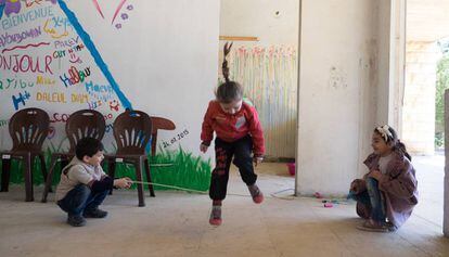 Varios chavales, refugiados provenientes de Siria, juegan en el patio del nuevo centro educativo.