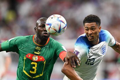 El senegalés  Kalidou Koulibalyy el inglés Jude Bellingham pugnan por un balón. 