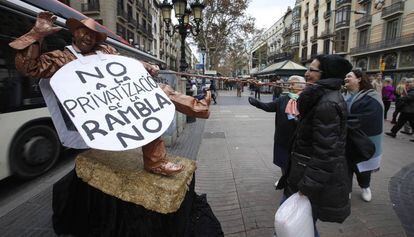 Una de las estatuas protestando en el centro del paseo