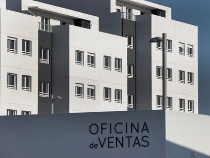Varios bloques de viviendas en venta, en una foto tomada en marzo en Madrid.