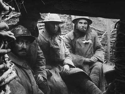 Soldados británicos y franceses, en una trinchera durante la I Guerra Mundial.