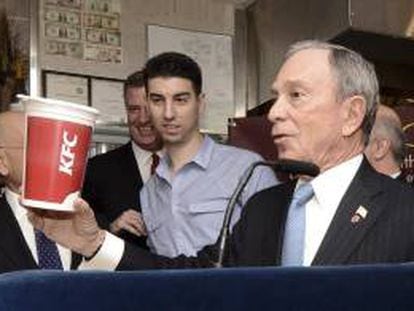 El alcalde de Nueva York, Michael Bloomberg, sujeta un recipiente de refresco gigante, durante una rueda de prensa, en el restaurante Lucky para agradecer a los dueños su decisión de limitar el tamaño de los refrescos en Nueva York, Estados Unidos.